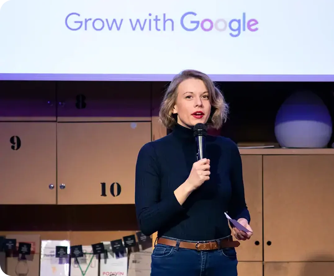 Kateřina Boušková s mikrofonem – akce pro Google