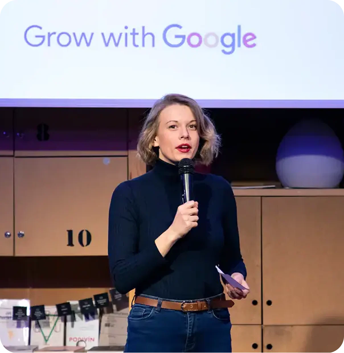 Kateřina Boušková s mikrofonem – akce pro Google